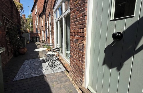 Worcester Casa | The Mews - Worcester City - Gated - Self Check In - WIFI - 2 Doubles - Sleeps 6