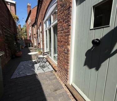 Worcester Casa | The Mews - Worcester City - House - Gated - Self Check In - Free WIFI - 2 Doubles - TVs in bedrooms - Sleeps 6 - Free Nearby Parking