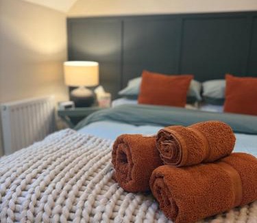 Worcester Casa | The Mews - Worcester City - House - Gated - Self Check In - Free WIFI - 2 Doubles - TVs in bedrooms - Sleeps 6 - Free Nearby Parking