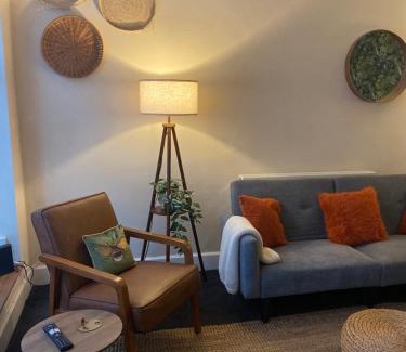 Worcester Casa | The Mews - Worcester City - House - Gated - Self Check In - Free WIFI - 2 Doubles - TVs in bedrooms - Sleeps 6 - Free Nearby Parking
