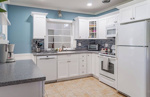 New Paltz Casa | The Meyer: spacious family home with hot tub minutes to downtown New Paltz