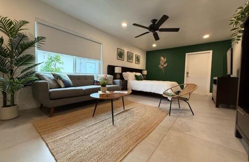 West Little Havana Apartamento | The Miami Tropic Suite - Private Stay with Free Parking in the Heart of Miami