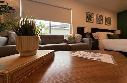 West Little Havana Apartamento | The Miami Tropic Suite - Private Stay with Free Parking in the Heart of Miami