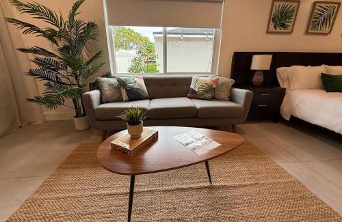West Little Havana Apartamento | The Miami Tropic Suite - Private Stay with Free Parking in the Heart of Miami