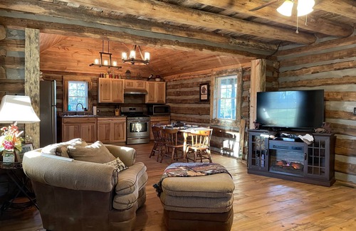 State Road Cabina | The Midnight Moon Cabin, Horses, Goats, Cows, Hot tub, relax, then do it again!