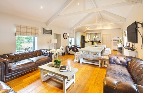 Alfreton Casa | The Milking Parlour Grande -9 bedroom property with hot tub