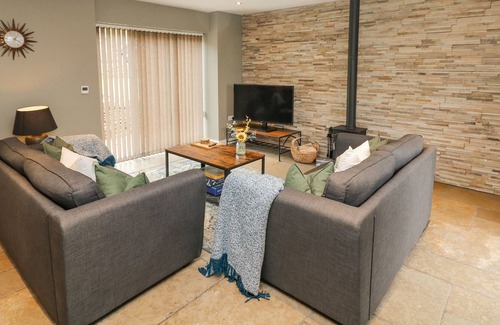 Marsh Lane Cabaña | THE MILKING PARLOUR, pet friendly, with hot tub in Marsh Lane