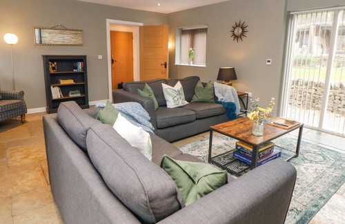 Marsh Lane Cabaña | THE MILKING PARLOUR, pet friendly, with hot tub in Marsh Lane