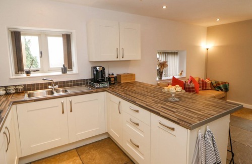 Marsh Lane Cabaña | THE MILKING PARLOUR, pet friendly, with hot tub in Marsh Lane