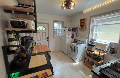Albany Park Apartamento | The Millennium Club, Eclectic Albany Park Apartment, 2 bdrm 1 bath