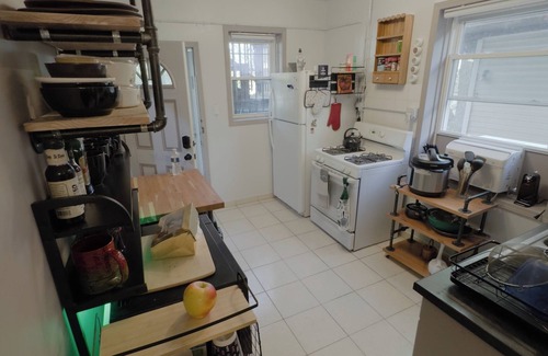 Albany Park Apartamento | The Millennium Club, Eclectic Albany Park Apartment, 2 bdrm 1 bath
