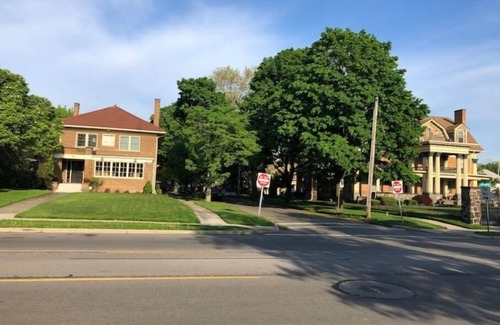 Downtown Toledo Casa | The Mini-Mansion at bookmymansion1.com