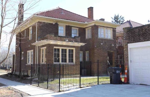Downtown Toledo Casa | The Mini-Mansion at bookmymansion1.com