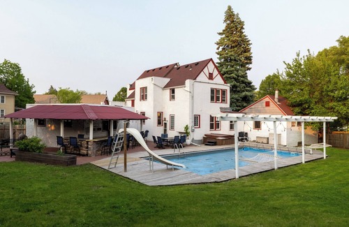 St. Anthony Park Casa | THE "MINNE" CASTLE~Pool~Hot tub~Bar~Sauna~Arcade!