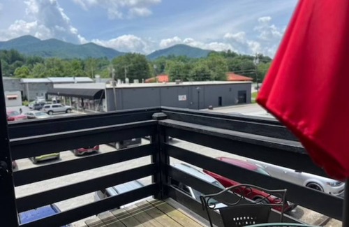 Bryson City Apartamento | The Mitchell Suite above Dolce, Bryson City, walk to restaurants & GSMRailroad