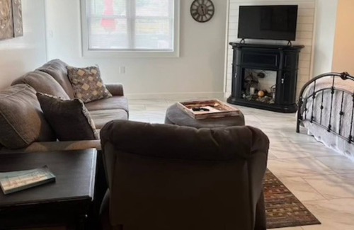 Bryson City Apartamento | The Mitchell Suite above Dolce, Bryson City, walk to restaurants & GSMRailroad