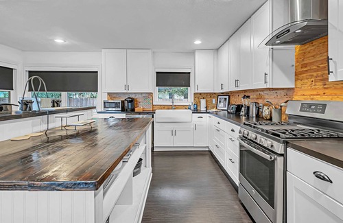 East Riverside Casa | The Mod Poppy | Large 5BR | 10 Mins to Waco Sights