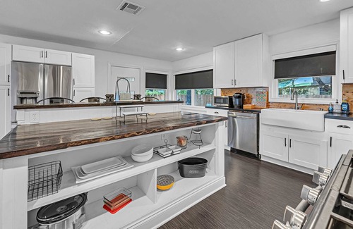 East Riverside Casa | The Mod Poppy | Large 5BR | 10 Mins to Waco Sights