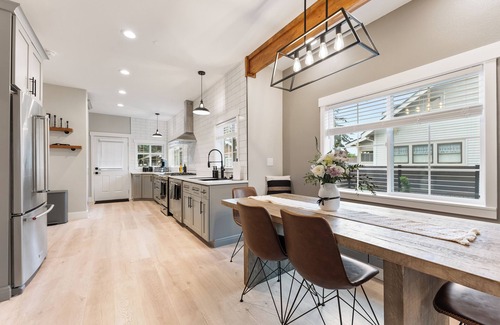 Puyallup Casa | The Modern Manor. A two bedroom, with loft, located in the heart of Puyallup.