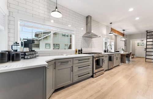 Puyallup Casa | The Modern Manor. A two bedroom, with loft, located in the heart of Puyallup.