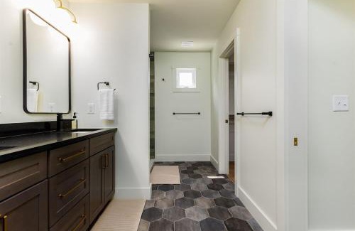 Northeast South Bend Casa | The Modern ND 4B 3,5BA 1 mi to Stadium