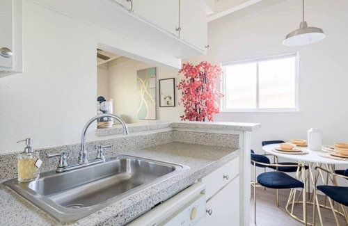 North University Apartamento | The Modern | Sleeps 5 | Central near U of Texas!
