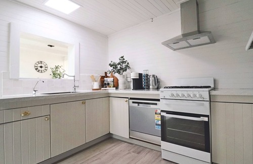 Bathurst Cabaña | The Modern Victorian 200 metres from CBD