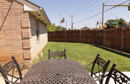 Norman Casa | THE MOJO DOJO! WALK TO CAMPUS! Beautiful remodel near OU - PET FRIENDLY