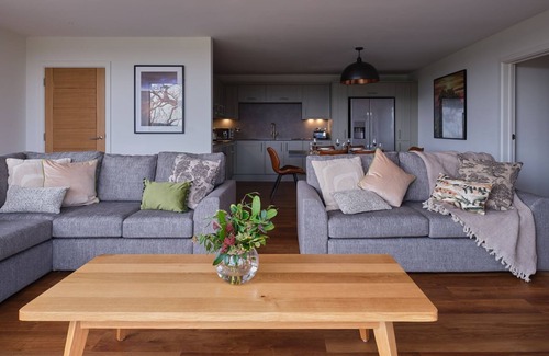 Chittlehamholt Cabaña | The Mole Resort sleeps 6 guests in 3 bedrooms