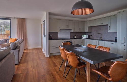Chittlehamholt Cabaña | The Mole Resort sleeps 6 guests in 3 bedrooms