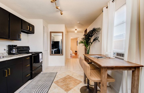 Heart of Lubbock Casa | ✮The Monochromatic Modern Studio✮Near TTU✮1BD/1Bth