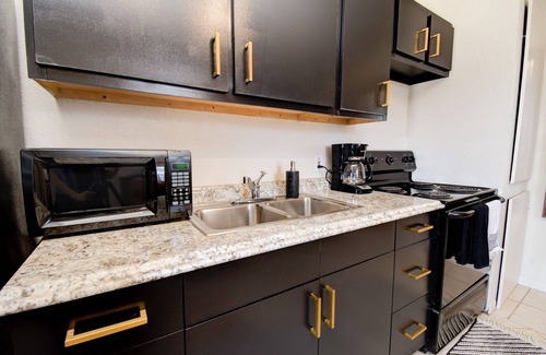 Heart of Lubbock Casa | ✮The Monochromatic Modern Studio✮Near TTU✮1BD/1Bth