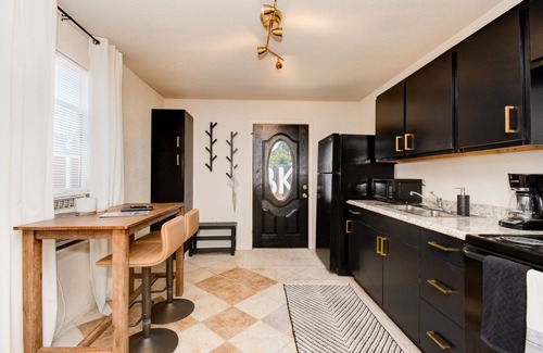 Heart of Lubbock Casa | ✮The Monochromatic Modern Studio✮Near TTU✮1BD/1Bth