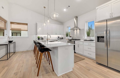 Downtown Casa | The Monroe - Modern Townhome - 1 mi to DT