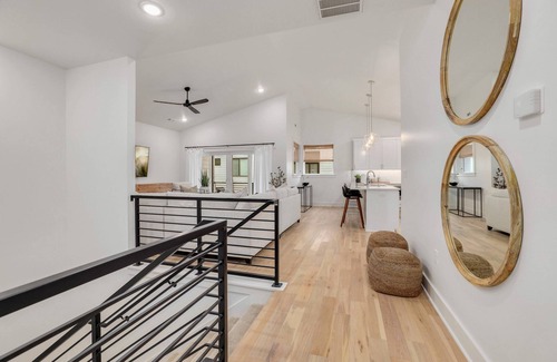 Downtown Casa | The Monroe - Modern Townhome - 1 mi to DT