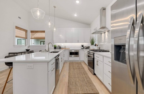 Downtown Casa | The Monroe - Modern Townhome - 1 mi to DT