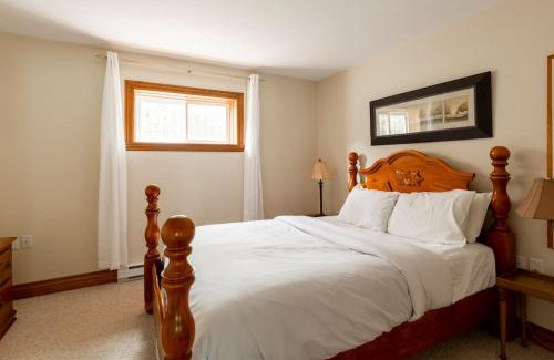 Mont-Tremblant Chalet De Esquí | The Mont-Tremblant Hideaway by InstantSuites