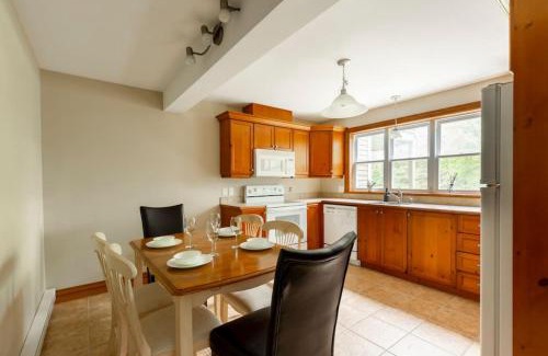 Mont-Tremblant Chalet De Esquí | The Mont-Tremblant Hideaway by InstantSuites