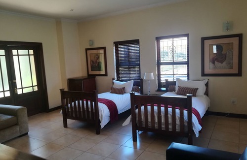 Lanseria Cama Y Desayuno | The Moon and Sixpence Garden Guest House