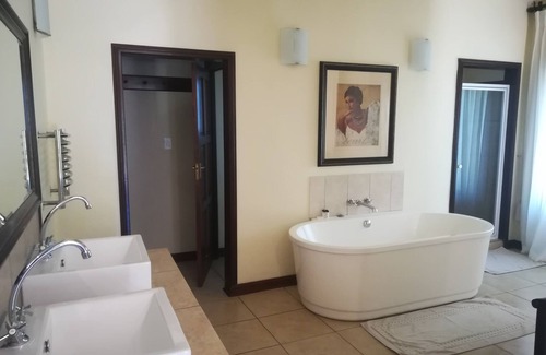 Lanseria Cama Y Desayuno | The Moon and Sixpence Garden Guest House