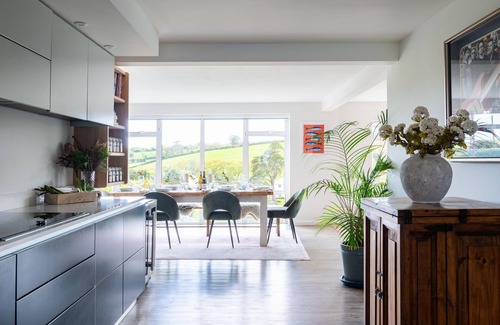 Kingsbridge Cabaña | The Moorings - a house that sleeps 8 guests in 4 bedrooms