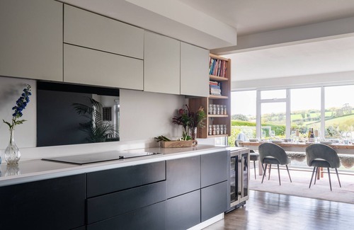 Kingsbridge Cabaña | The Moorings - a house that sleeps 8 guests in 4 bedrooms