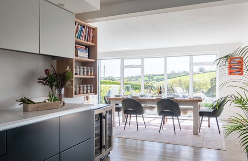 Kingsbridge Cabaña | The Moorings - a house that sleeps 8 guests in 4 bedrooms