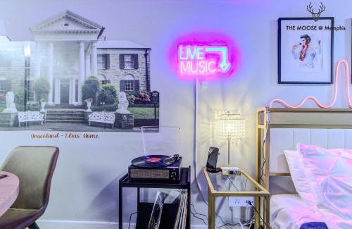 Downtown Memphis Apartamento | The Moose #4 - Elvis Presley King Suite with Free Parking and WIFI
