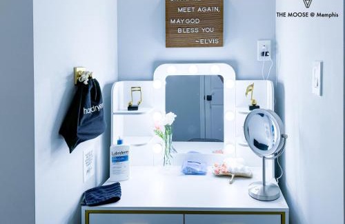 Downtown Memphis Apartamento | The Moose #4 - Elvis Presley King Suite with Free Parking and WIFI