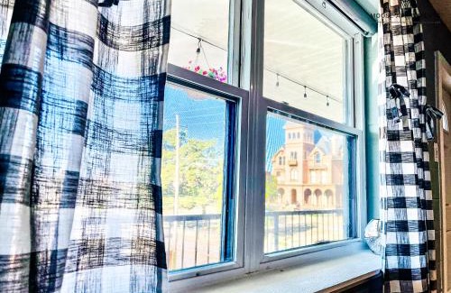 Downtown Memphis Apartamento | The Moose #8 - Modern Luxe Loft with King Bed & Free Parking & Wifi