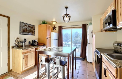 Twin Lakes Cabina | The Moose Meadow | Alpine Lake Lookout | Fast Wifi