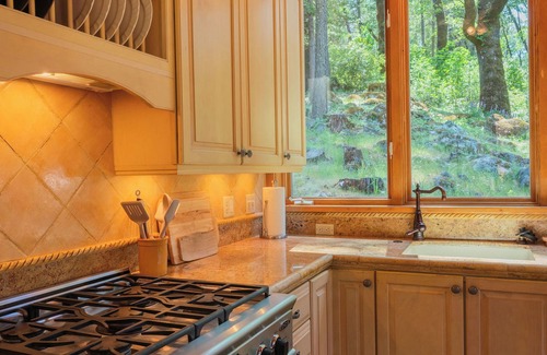 Nevada City Cabina | Aislado Santuario Creekside con agujero de natación privado