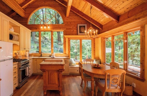 Nevada City Cabina | Aislado Santuario Creekside con agujero de natación privado