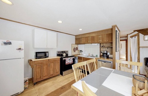 Wilmington Cabina | THE MOUNT SNOW CABIN - Rustic/Modern 4bd w Pool,Spa & Trails minutes to Mt Snow!